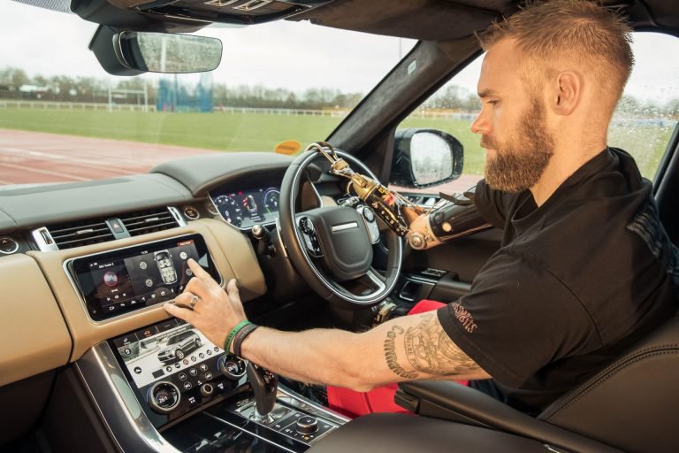 Jaguar Land Rover Phát Triển Cửa Xe Có Thể Tự Mở, Hỗ Trợ Người Khuyết Tật 