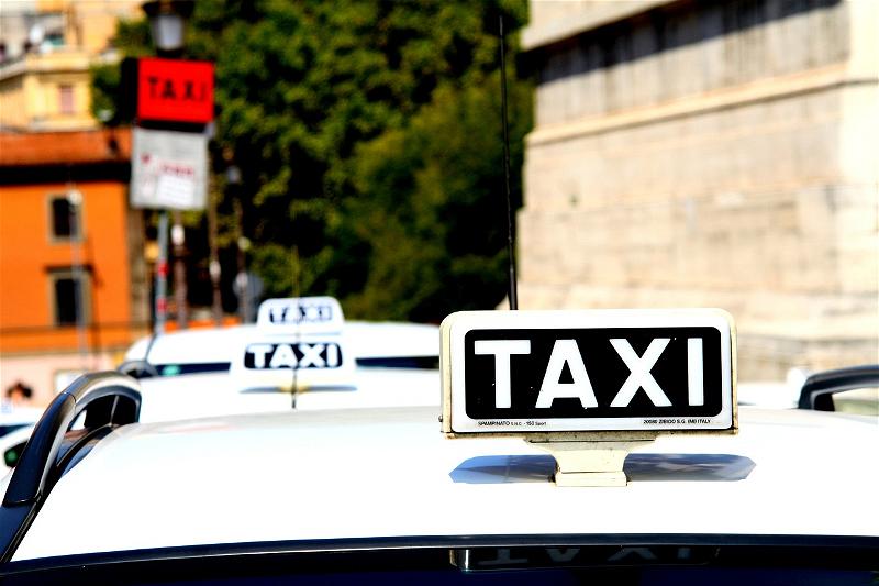 Tây Ban Nha Nhượng Bộ Taxi Truyền Thống, Sẽ Quản Lý Chặt Uber 