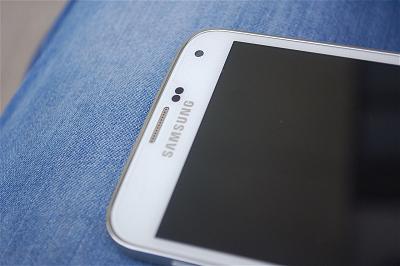 Samsung Ghi Danh Bằng Sáng Chế Smartphone Có Màn Hình Giống Essential Phone
