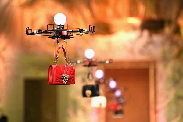 Dolce & Gabbana Dùng Drone Mang Túi Xách Lên Sàn Diễn Thay Cho Người Mẫu