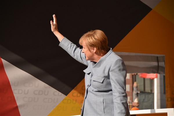 So Sánh Bà Merkel Với Hitler, Đại Sứ Malta Từ Chức