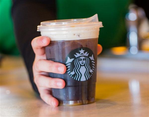 Starbucks Sẽ Bỏ Ống Hút Nhựa Từ Năm 2020 