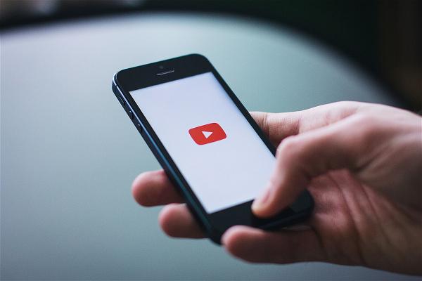 Nhờ AI, YouTube Sẽ Cho Phép Thay Nền Video Mà Không Cần Phông Xanh