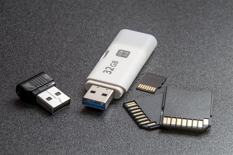 IBM Cấm Nhân Viên Dùng USB Và Thẻ Nhớ SD