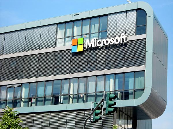 Microsoft Ghi Danh Thiết Bị Ngoại Vi Mới Cho Smartphone, Có Thiết Kế Giống Dock Sạc
